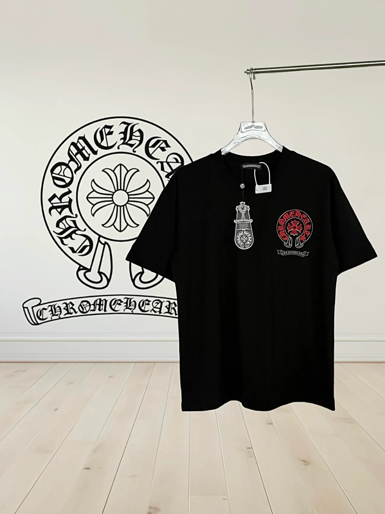 P150 [High Quality] Chrome Hearts New embroidered horseshoe logo brand logo on the front and rear panels are designed with heavy craftsmanship of 100,000 needle embroidery. High-end customized 32-count 280g fabric. Soft to the touch. Comfortable to wear. Exquisite stitching. Fine workmanship. The upper body effect is incomparably handsome! Same style for men and women, color: white, black size: S to xL